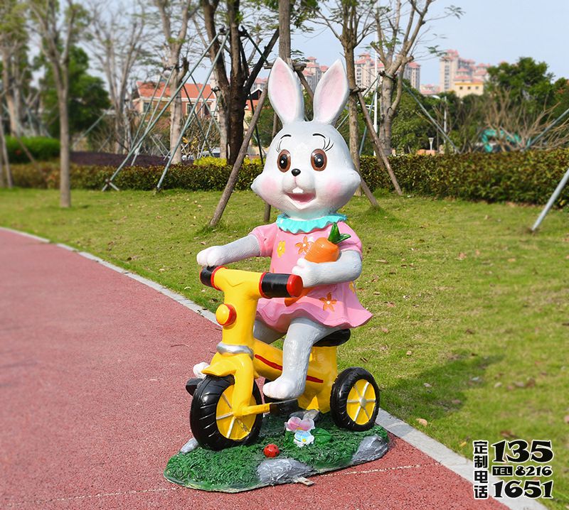 公園幼兒園玻璃鋼彩繪卡通騎車的兔子雕塑